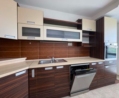 NA PREDAJ praktický 3 izbový byt s balkónom, Komárno