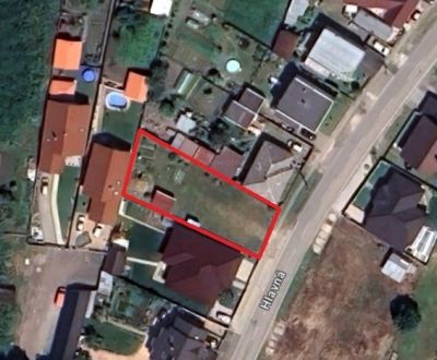 Stavebný pozemok pre RD, 676m2, priamo v obci, neďaleko jazera.