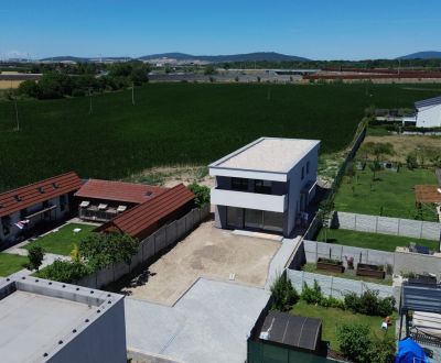 4 izb. byt 93 m2  v DVOJDOM | predzáhradka | JAROVCE