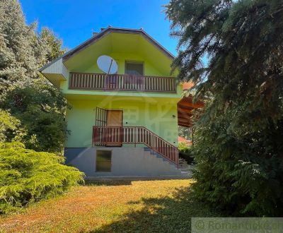 Kúsok raja v Hamuliakove – útulný domček na 930 m² pozemku pri hrádzi.