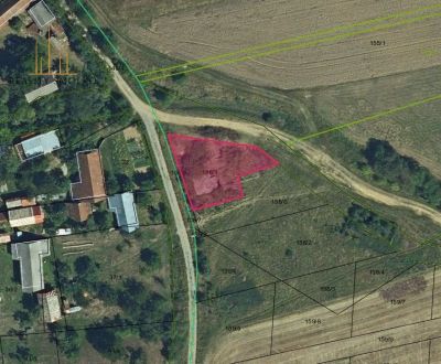 Pozemok pre RD so studňou a prístupom z dvoch strán