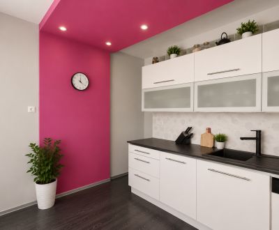 Na predaj priestranný 2-izbový byt s balkónom, klimatizáciou a výťahom