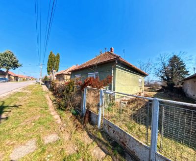 Veľkorysý pozemok 1720 m² so starším domom v Lúčnici nad Žitavou ! 