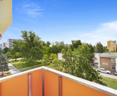 Priestranný 3-izbový byt s balkónom a potenciálom rekonštrukcie 