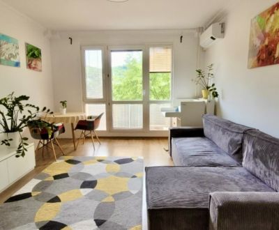 Svetlý 2-izbový byt s balkónom a klimatizáciou – tichá lokalita