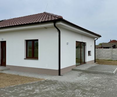 * novostavba moderného 3i domu, Vlčany, centrum