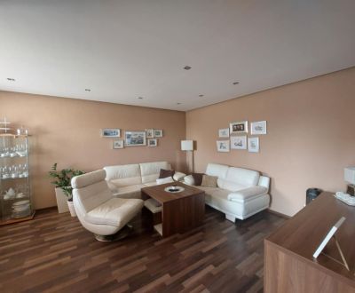 Priestranný 4 izbový byt s balkónom
