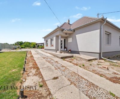 Na predaj 4-izb. rd s dvojgarážou a veľkým poz., Padáň