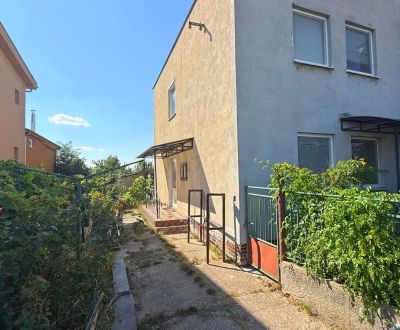 NA PREDAJ PRIESTRANNÝ DVOJGENERAČNÝ RODINNÝ DOM V PATINCIACH