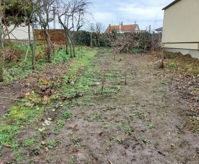 DOHODA  Stavebný pozemok 1.382 m2, šírka 24m, Levice (SM - 897)