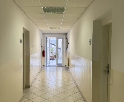Kancelária 22m2 v menšej administratívnej budove v areáli pri Bozine.