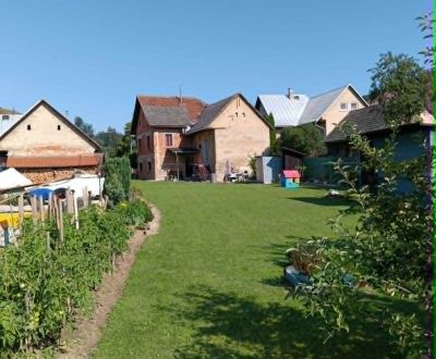 Slnečný pozemok s rodinným domom v Ovčiarsku 