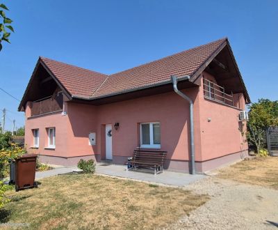 NA PREDAJ 6 izbový poschod. rodinný dom vo výbornej časti mesta Šurany