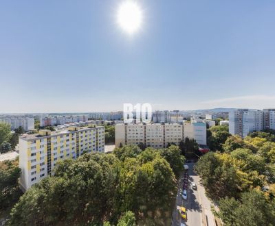 ZREKONŠTROVANÁ 2-garsónka s PANORAMATICKÝM VÝHĽADOM a ELEKTRIČKOU pria
