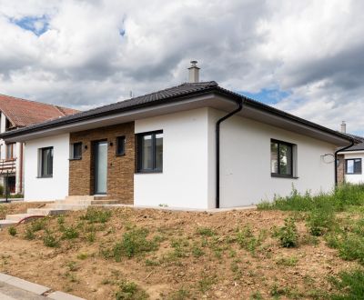 Bungalov v centre obce Cabaj Čápor v štandarde, Dom č.1