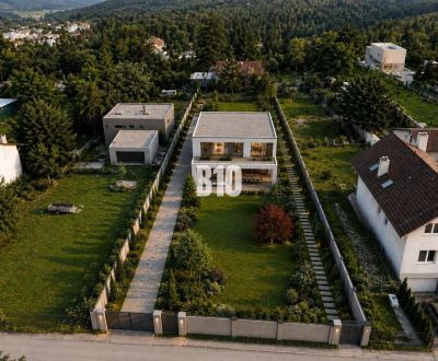 JEDINEČNÝ POZEMOK 2 554 m² PRE LUXUSNÉ RODINNÉ SÍDLO POD LESOM – Stupa