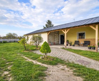 Ponúkame na predaj rodinný dom s veľkým pozemkom v obci Trnávka