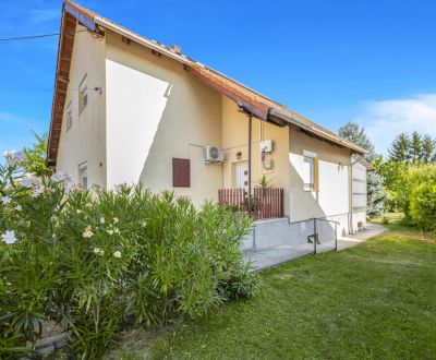 7-IZBOVÝ DOM SO SOLÁRNYMI PANELMI, GARÁŽOU A POZEMKOM 839m2/ RAJKA