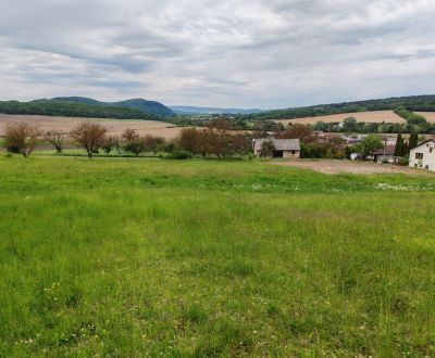 Pozemok na samote s panorámou hradu Čičva — ideálne na dom alebo farmu