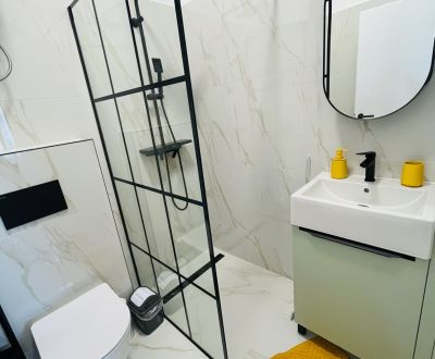 Na predaj 2.izbový byt v staršej novostavbe na začiatku Petržalky