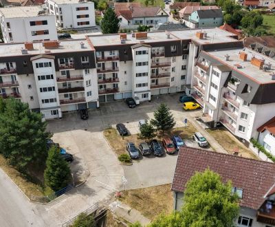Zaujímavý tehlový 3-izbový byt s balkónom, loggiou i garážou