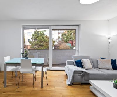 PREDAJ KOMFORTNÝ 2I APARTMÁN S BALKÓNOM V POKOJNEJ ČASTI KRAMÁROV