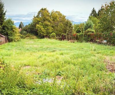 Stavebný pozemok 1 717 m² s existujúcou budovou a projektmi na RD