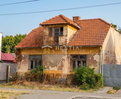 5-IZBOVÝ RODINNÝ DOM V ŠAŠTÍNE-STRÁŽACH – NA KOMPLETNÚ REKONŠTRUKCIU