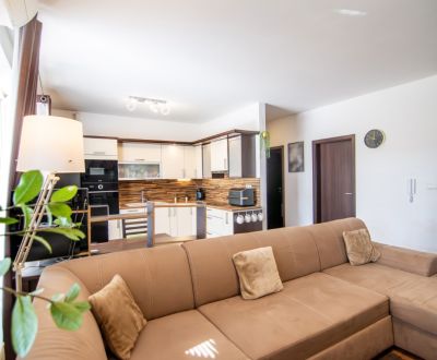Priestranný 3-izbový byt s veľkou terasou (46 m²) a garážovým státím