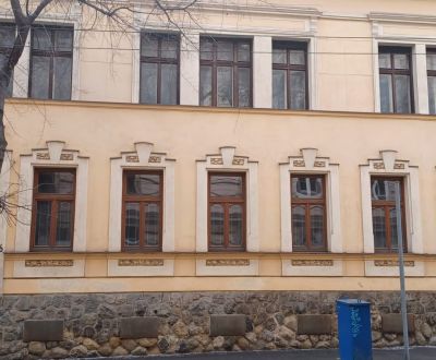 Historický rodinný dom s nádvorím, garážami a investičným potenciálom
