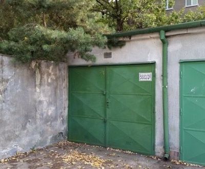 Samostatná garáž na ulici Planét s pozemkom v osob. vlastníctve