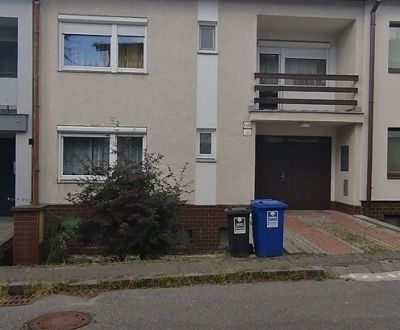 Priestranný 5-izb, radový rodinný dom s garážou a 3 lodžiami – Astrova
