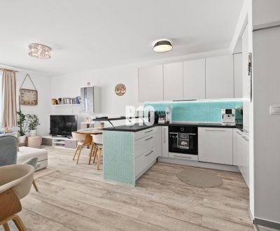PRIESTRANNÝ 3i byt (79,5m2) s veľkým šatníkom, klimatizáciou a preskle