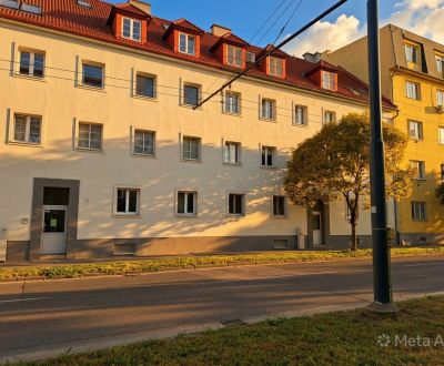 Priestranný 2 izbový byt v Širšom centre s  rez. parkovaním