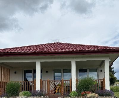 4 izbová NOVOSTAVBA s terasou a pozemkom 1.200 m2 v blízkosti Levíc