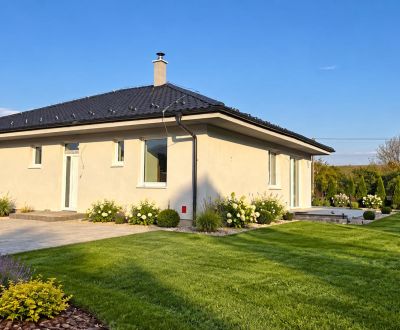 Skolaudovaná NOVOSTAVBA 4-izbového bungalovu v Motešiciach 