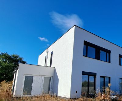NOVOSTAVBA bytu na 2. NP s 1 parkovacím miestom, centrum Levice 