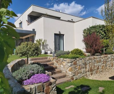 Zariadený 3 izb.byt, 229 m2 záhrada, 2 parkovacie miesta 