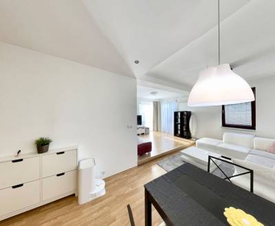 Krásny zariadený 55m2 byt s balkónom, parkovacie miesto, BA I