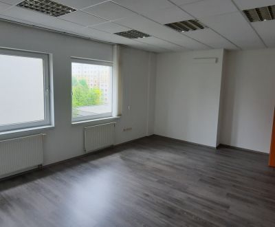 Kancelárie v admin. budove na začiatku Petržalky, 16m2, 22 m2, 27m2