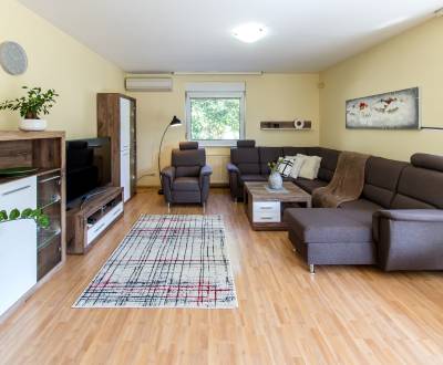 Pekný 5i byt 127 m2 v terasovom dome, klimatizácia, pivnica, garáž 