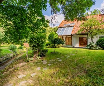 Priestranný 2-podlažný RD 240 m2, so zimnou záhradou a pozemkom