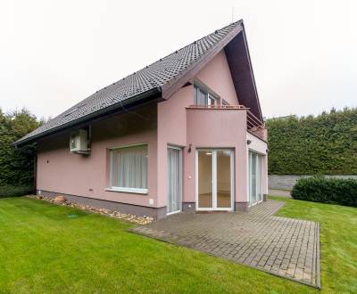 Veľmi pekný 5i rodinný dom 250 m2, s príjemnou záhradou a dvoj-garážou