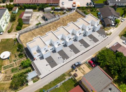 Výstavba domov v Hornej Strede na ulici Horná Streda, radová zástavba so štrkovou prístupovou cestou.