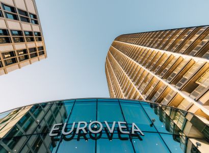 Pohľad na budovu Eurovea na Pribinovej v Bratislave, fasáda a sklenená konštrukcia.