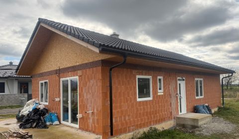 Praktický 4-izbový bungalov v novovybudovanej lokalite- Horovce
