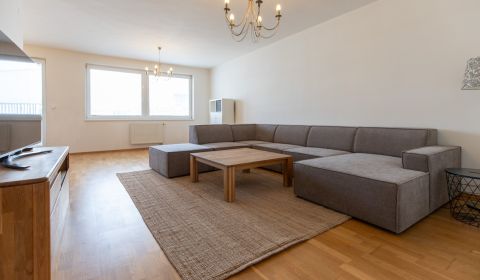 Priestranný 3i byt s balkónom a parkovaním