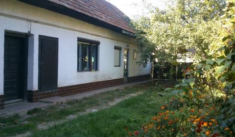 Ponúkame na predaj rodinný dom v obci Drienovec, pozemok 1118 m2