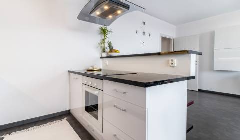 REZERVOVANÉ - MODERNÝ ZREKONŠTRUOVANÝ 3 IZBOVÝ PRAŽSKÝ BYT S VÝHĽADOM