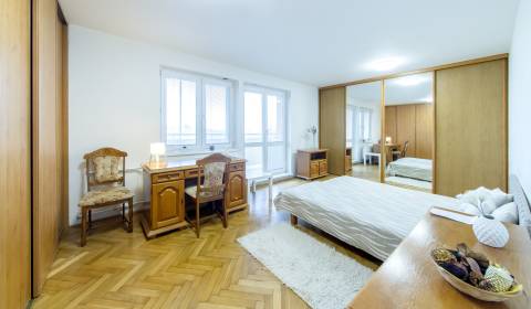 Slnečný 3i byt 80 m2, s lodžiou s úžasným výhľadom